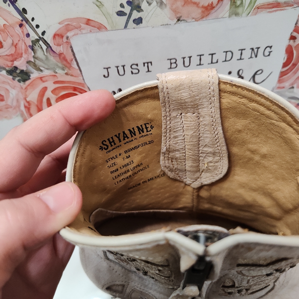 🤩EUC Shyanne Floral Embroidered Zip Side Western Cowgirl Ankle Booties, Cream - Picture 9 of 16